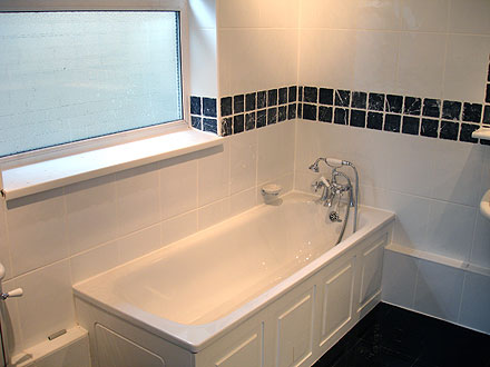 photograph of a bath and bathroom tiled by Versa Tile Ceramics