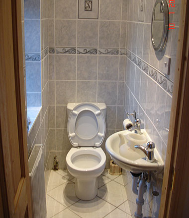 photograph of a toliet and bathroom tiled by Versa Tile Ceramics